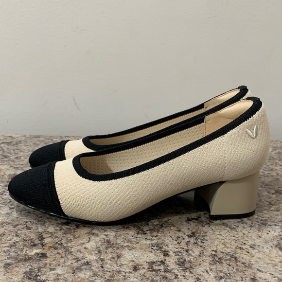 Elegant Cream and Black Almond-Toe Chunky Heels - Picture 3 of 17